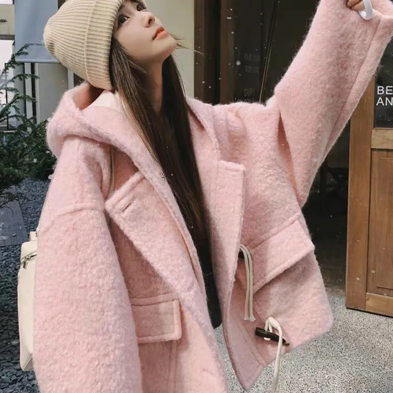 Wool Coat Peacoat - เสื้อโค้ทขนสัตว์สีชมพูแบบมีฮู้ดสำหรับผู้หญิง สไตล์ลำลองเก๋ไก๋ กระดุมเขาสัตว์ ดีไซน์หวาน หนา อุ่น